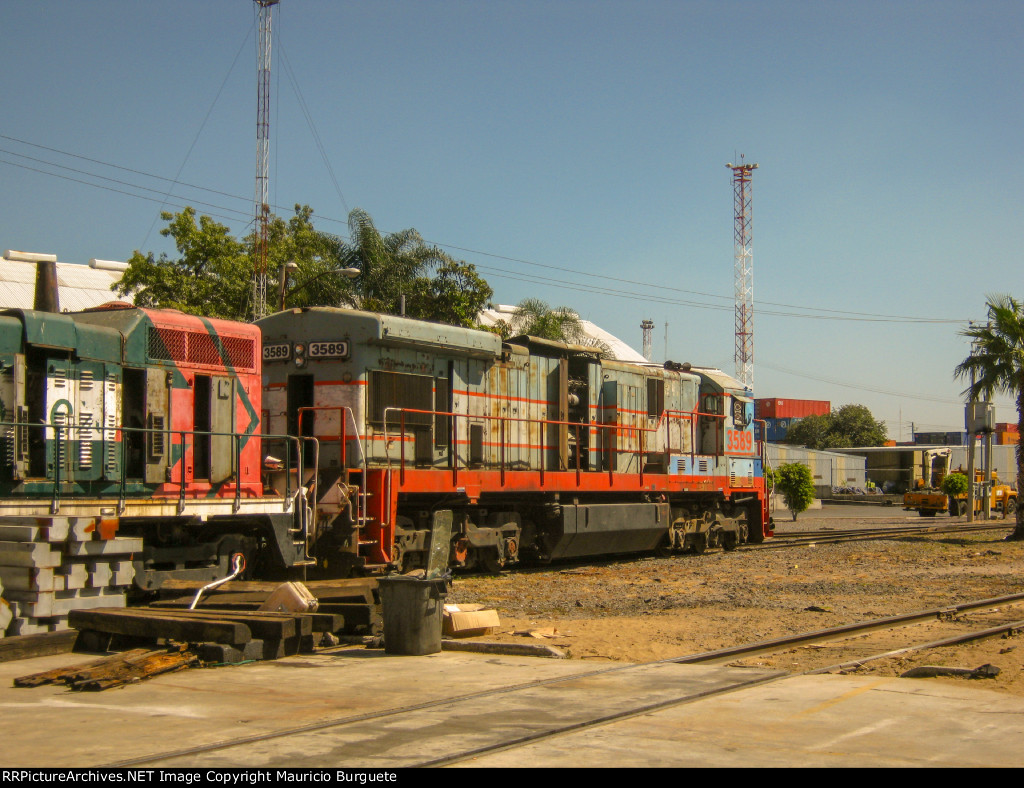 FXE C30-7 Locomotive in the yard 